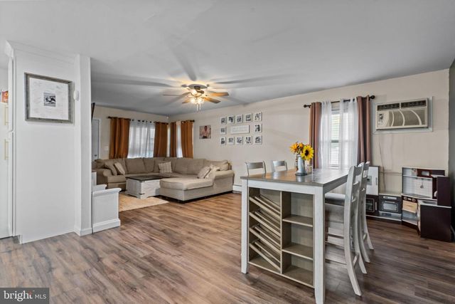 14 DEWBERRY LN, Levittown, PA 19055