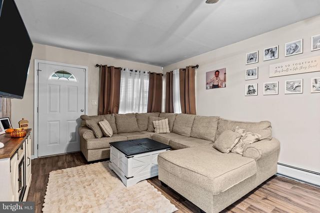 14 DEWBERRY LN, Levittown, PA 19055