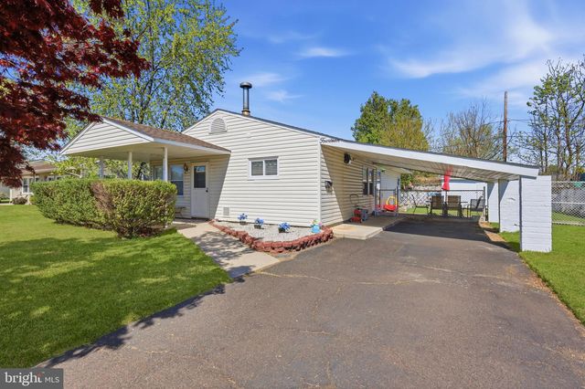 14 DEWBERRY LN, Levittown, PA 19055