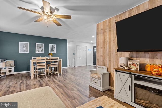 14 DEWBERRY LN, Levittown, PA 19055