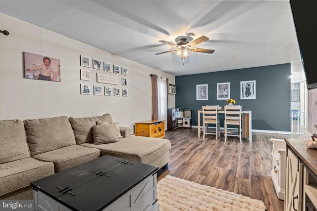 14 DEWBERRY LN, Levittown, PA 19055