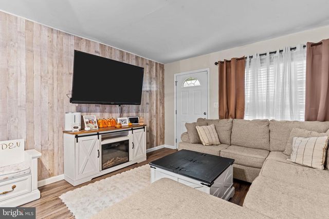 14 DEWBERRY LN, Levittown, PA 19055