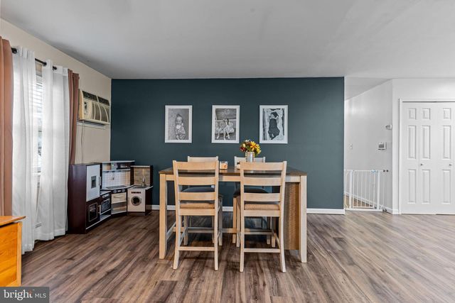 14 DEWBERRY LN, Levittown, PA 19055