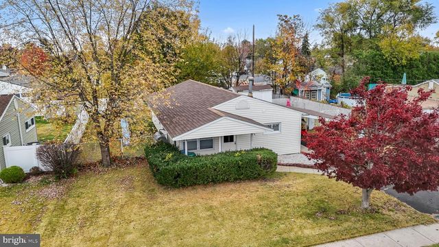 14 DEWBERRY LN, Levittown, PA 19055