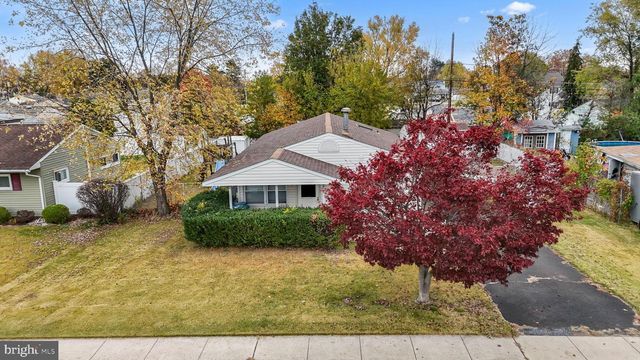 14 DEWBERRY LN, Levittown, PA 19055