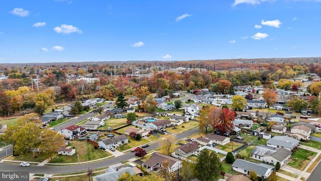 14 DEWBERRY LN, Levittown, PA 19055