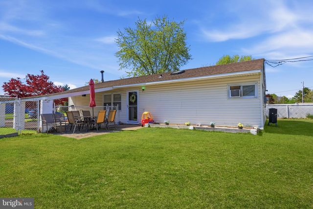 14 DEWBERRY LN, Levittown, PA 19055