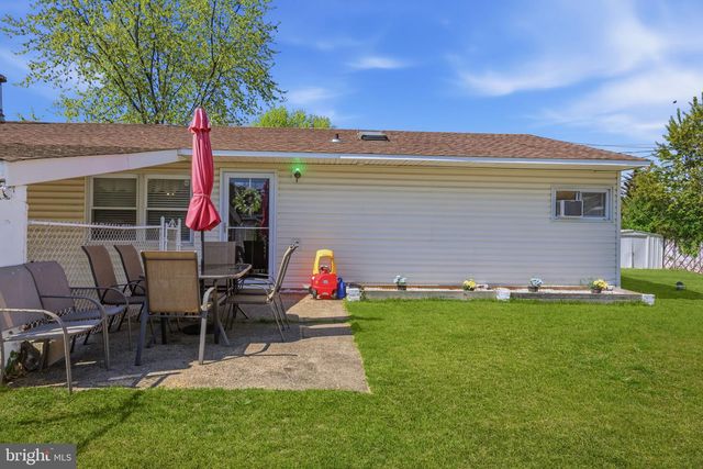 14 DEWBERRY LN, Levittown, PA 19055