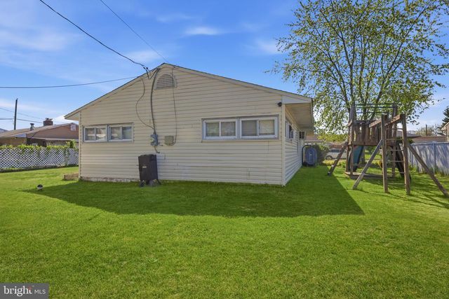 14 DEWBERRY LN, Levittown, PA 19055