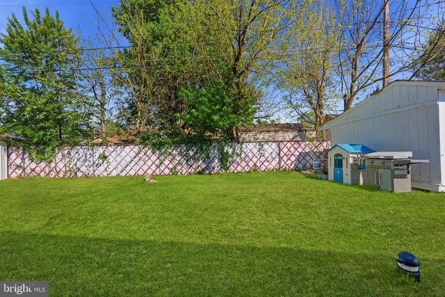 14 DEWBERRY LN, Levittown, PA 19055