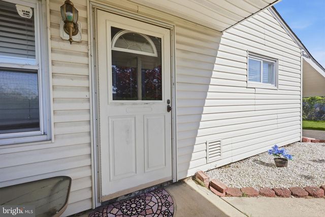 14 DEWBERRY LN, Levittown, PA 19055