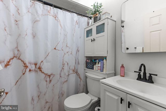 14 DEWBERRY LN, Levittown, PA 19055