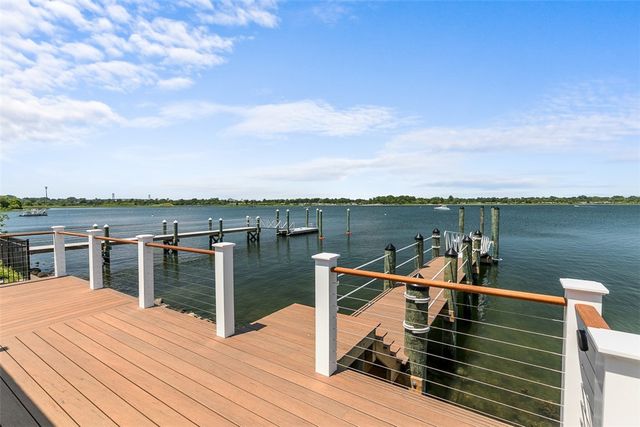 319 Riverside Street, Portsmouth, RI 02871