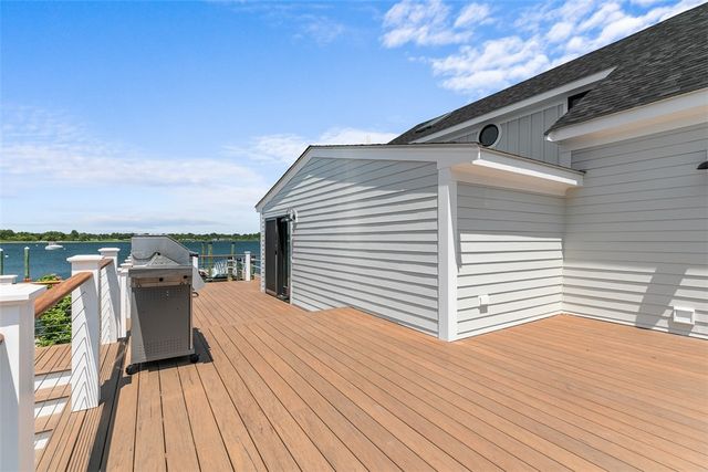 319 Riverside Street, Portsmouth, RI 02871