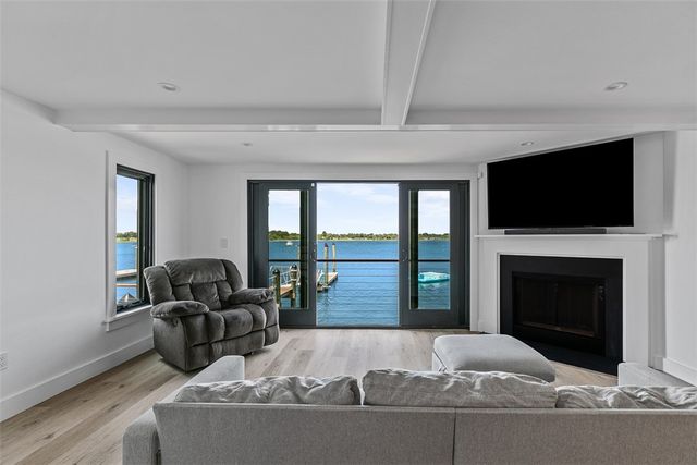 319 Riverside Street, Portsmouth, RI 02871