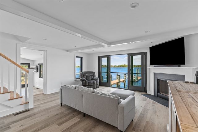 319 Riverside Street, Portsmouth, RI 02871