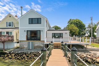 319 Riverside Street, Portsmouth, RI 02871