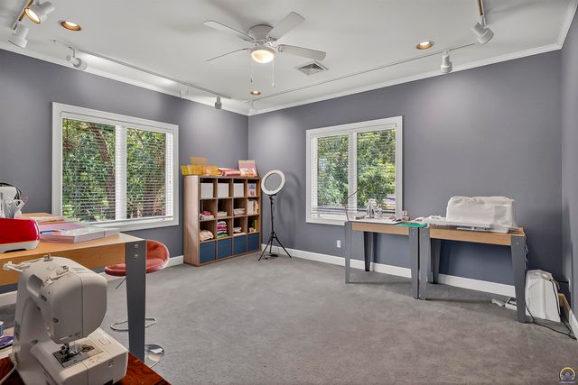 10 SW Westboro PL, Topeka, KS 66604