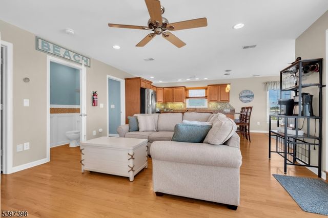 108 W 10Th St, Ship Bottom Boro, NJ 08008