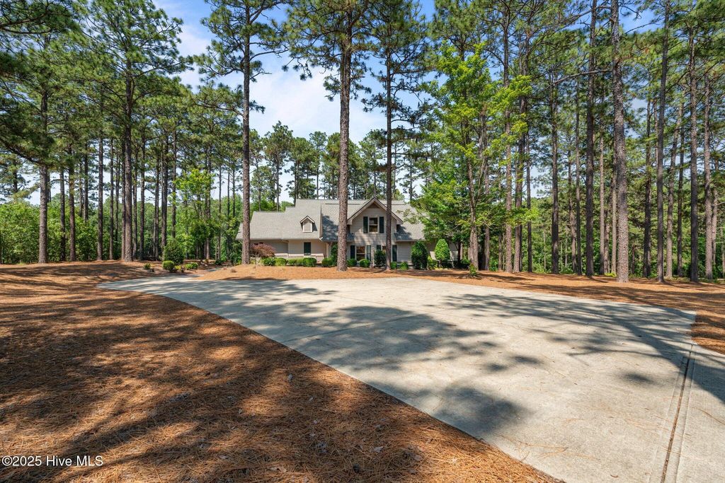 Image 3 of property listing at 26 Cumberland Drive, Pinehurst, NC 28374