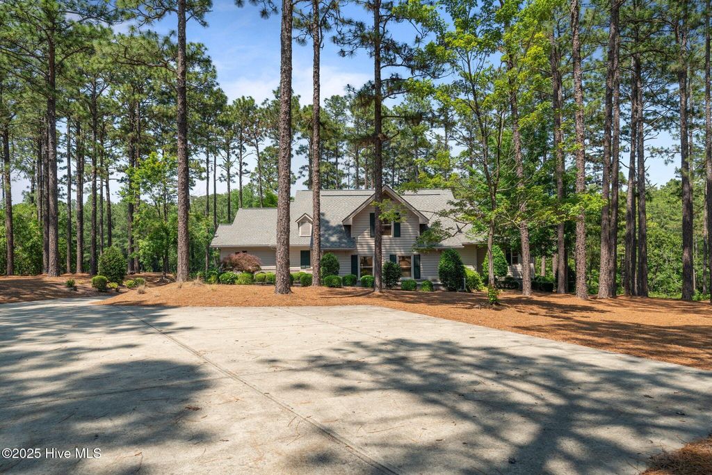 Image 4 of property listing at 26 Cumberland Drive, Pinehurst, NC 28374
