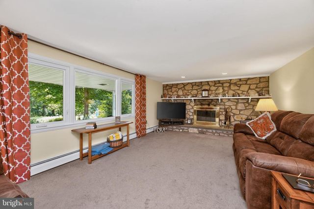 4 FAR VIEW RD, Chalfont, PA 18914