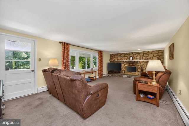 4 FAR VIEW RD, Chalfont, PA 18914