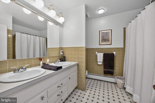4 FAR VIEW RD, Chalfont, PA 18914