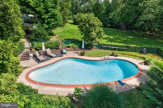 4 FAR VIEW RD, Chalfont, PA 18914