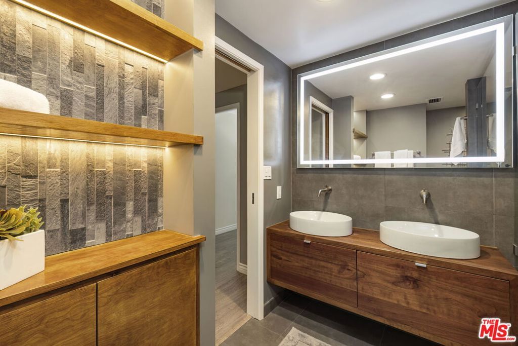 Image 11 of property listing at 2170 Century Park East 203, Los Angeles, CA 90067