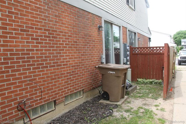 101 Beechwoode Lane, Pontiac, MI 48340