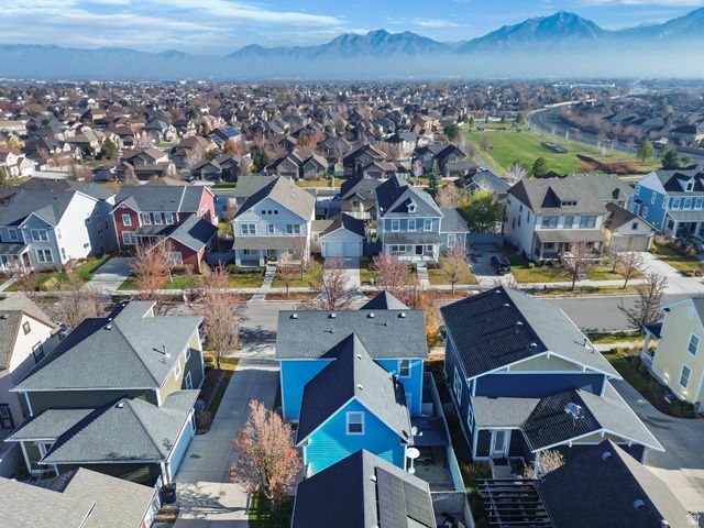 10426 S MILLERTON DR, South Jordan, UT 84009