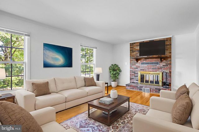 6935 PINEWAY, University Park, MD 20782