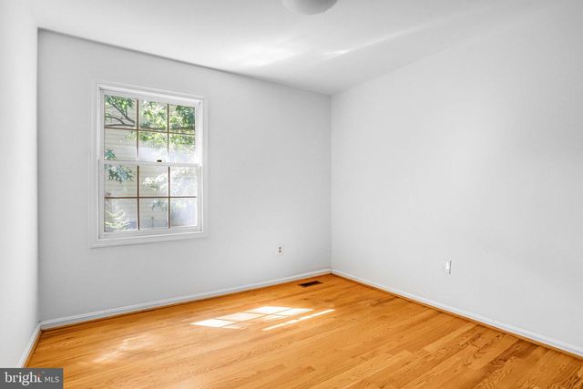 6935 PINEWAY, University Park, MD 20782