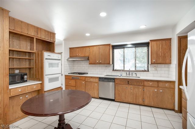 10725 York Road, North Royalton, OH 44133