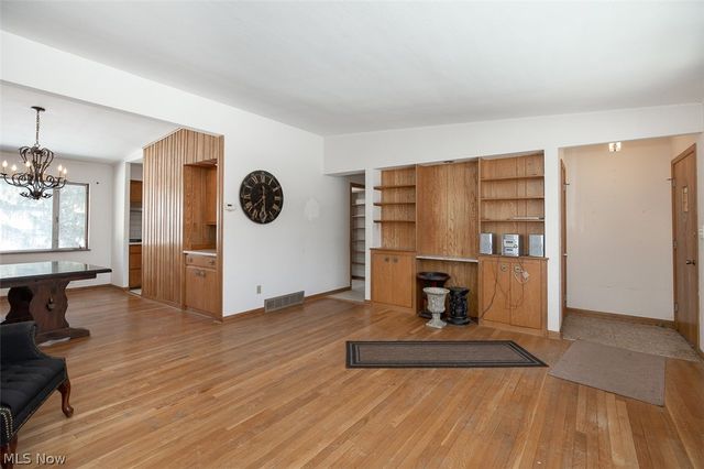 10725 York Road, North Royalton, OH 44133