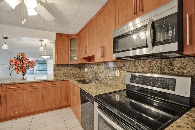 3051 NW 46th Ave 101, Lauderdale Lakes, FL 33313