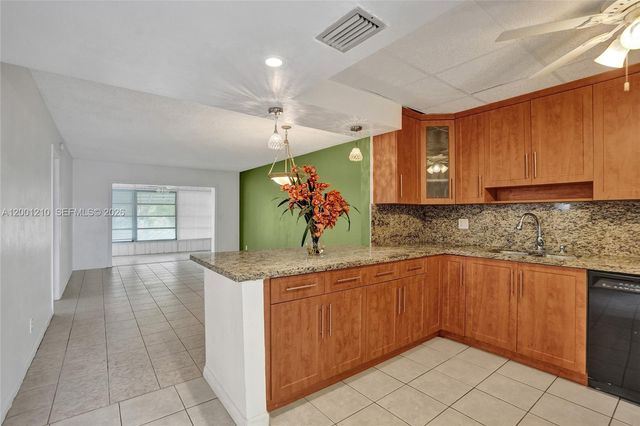 3051 NW 46th Ave 101, Lauderdale Lakes, FL 33313