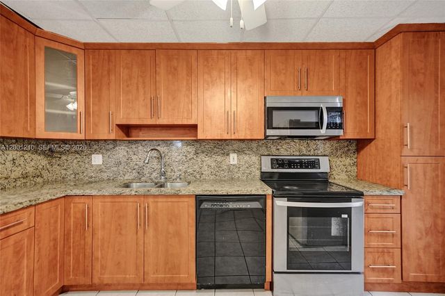3051 NW 46th Ave 101, Lauderdale Lakes, FL 33313