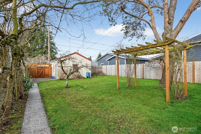 2417 Orleans St, Bellingham, WA 98228