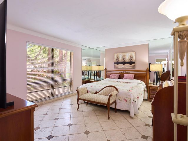 563 Brackenwood Place, Palm Beach Gardens, FL 33418