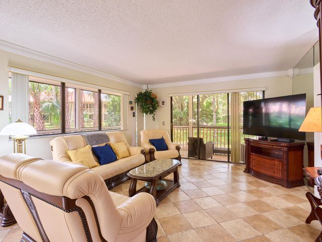 563 Brackenwood Place, Palm Beach Gardens, FL 33418