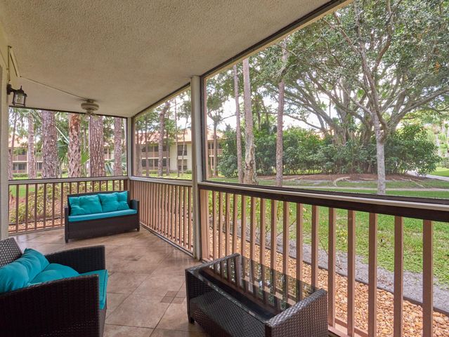 563 Brackenwood Place, Palm Beach Gardens, FL 33418