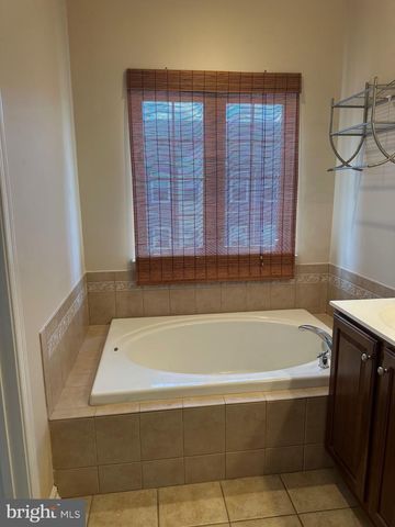 15 SWAN CT, Delran, NJ 08075