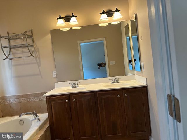 15 SWAN CT, Delran, NJ 08075