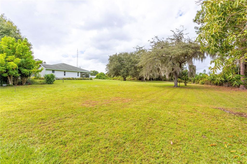 Image 12 of property listing at 308 W WATERWAY AVENUE NW, Lake Placid, FL 33852