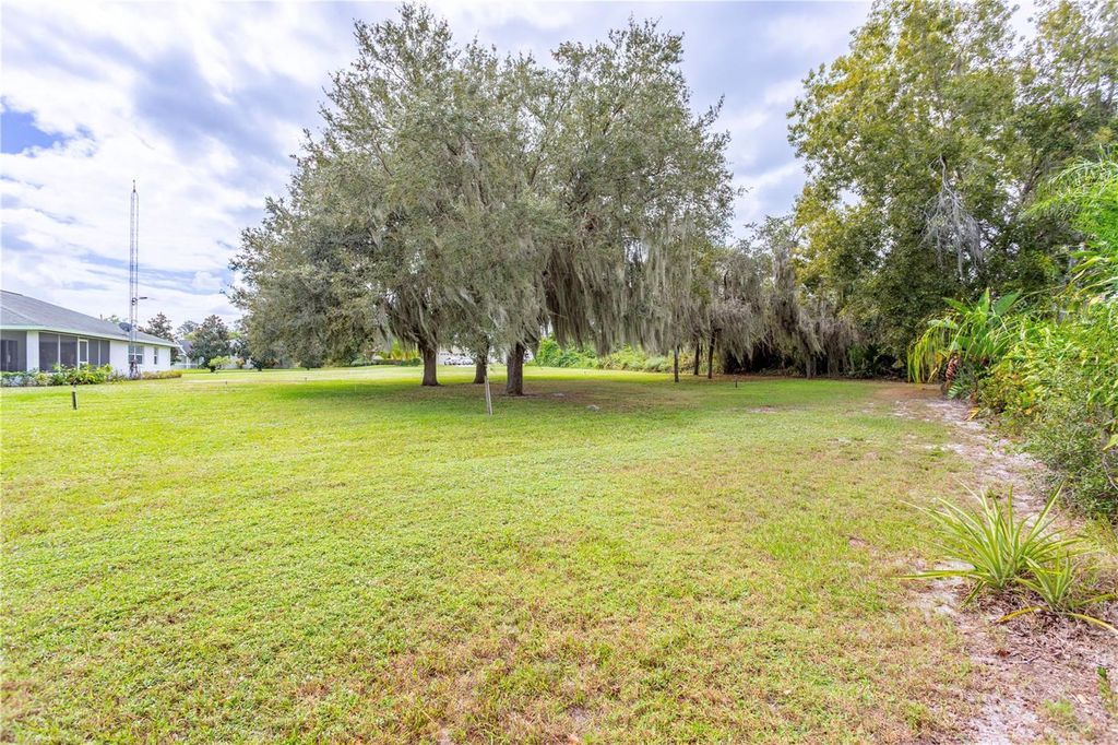 Image 14 of property listing at 308 W WATERWAY AVENUE NW, Lake Placid, FL 33852