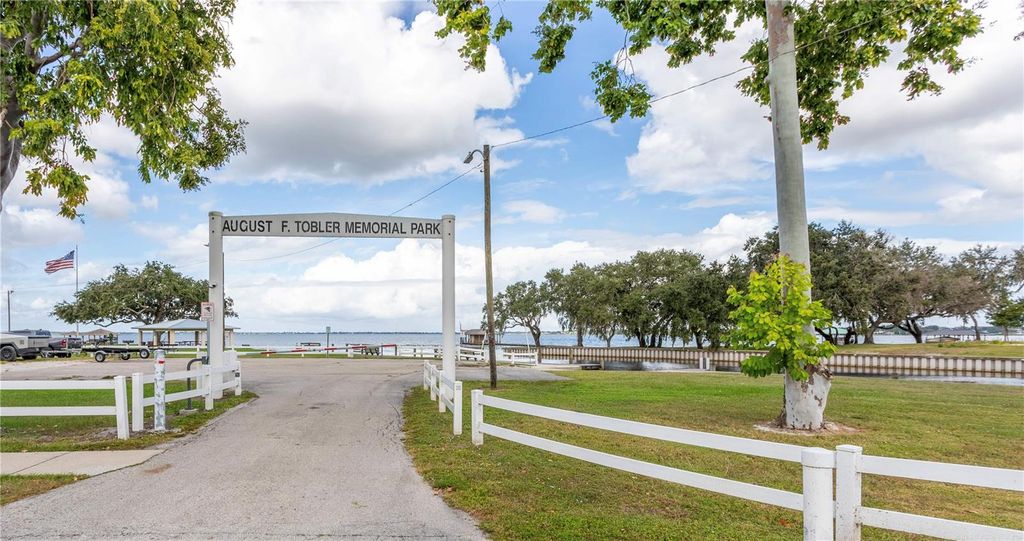 Image 15 of property listing at 308 W WATERWAY AVENUE NW, Lake Placid, FL 33852