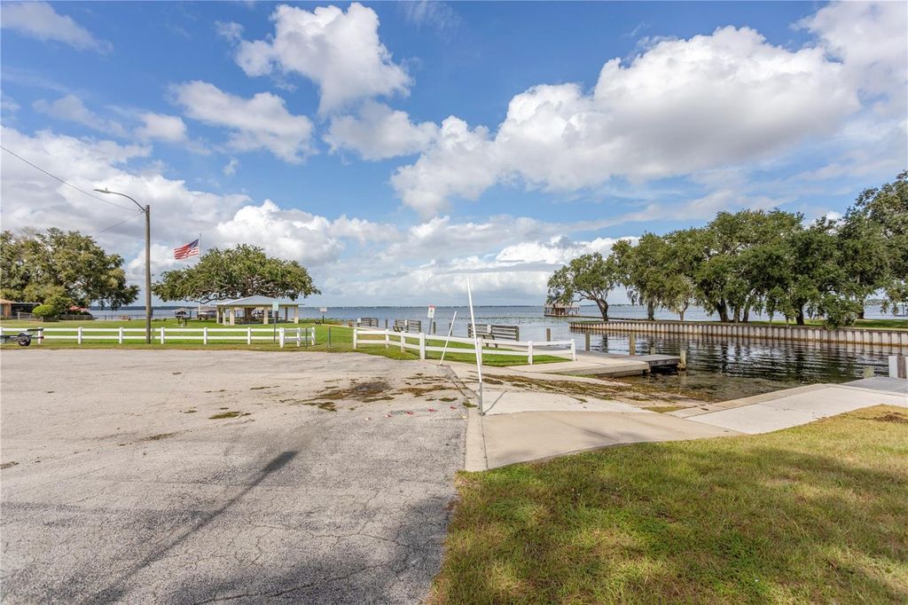 Image 16 of property listing at 308 W WATERWAY AVENUE NW, Lake Placid, FL 33852