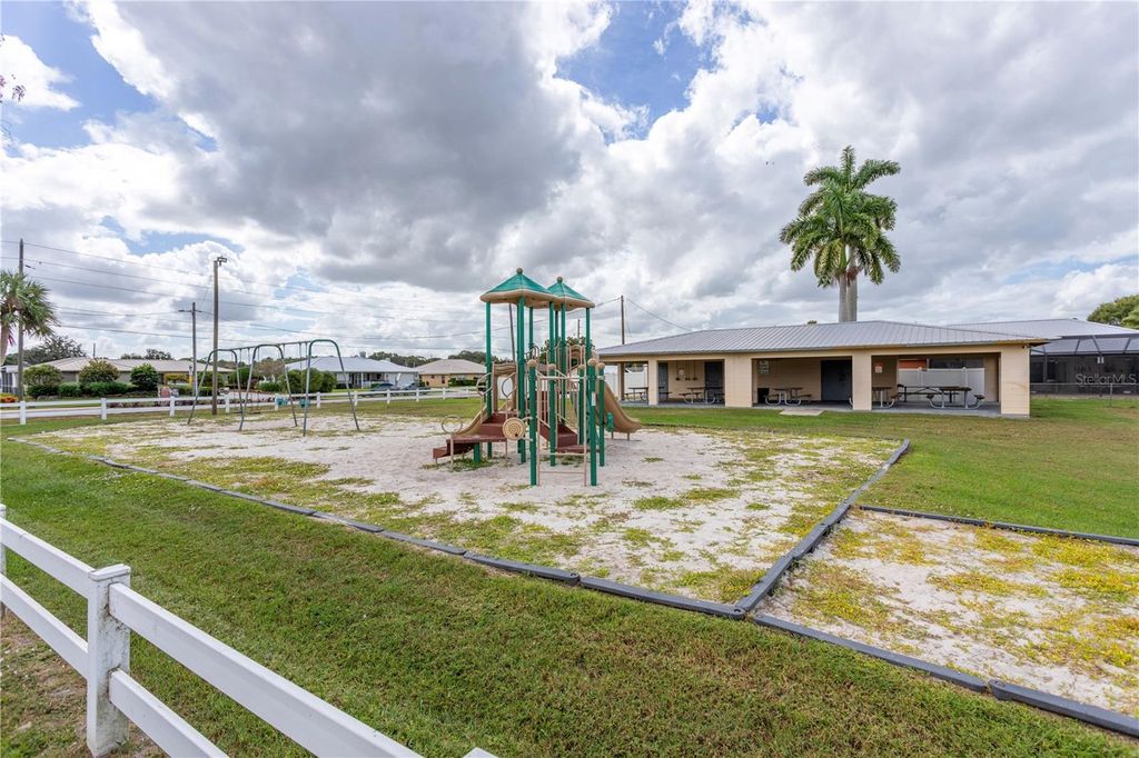 Image 19 of property listing at 308 W WATERWAY AVENUE NW, Lake Placid, FL 33852